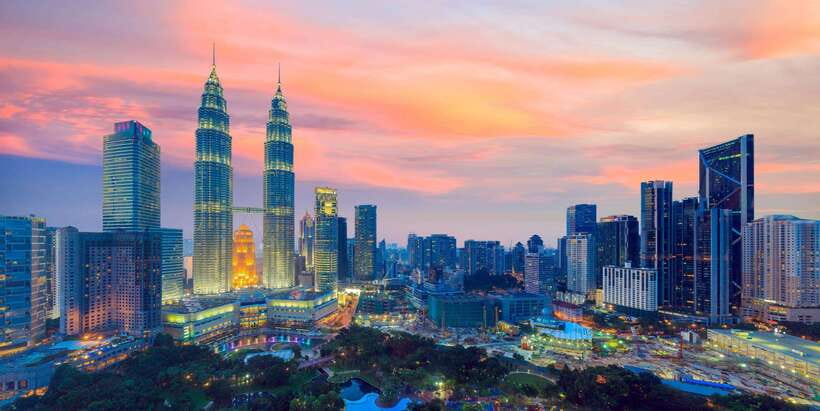 Best of Kuala Lumpur Tour with Twin Tower Entry - Batu Caves and the batik stop