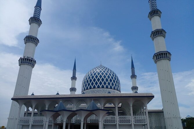 Blue Mosque And Batu Caves Private Tour from Kuala Lumpur - Two Kuala Lumpur sights with very different moods