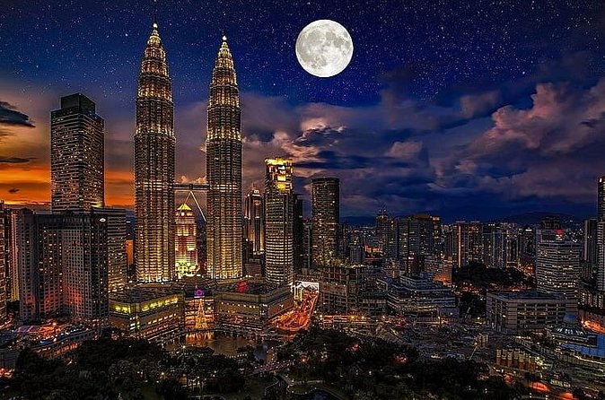 Discover The Best of Kuala Lumpur by Night - Lake Symphony provides the evening finale