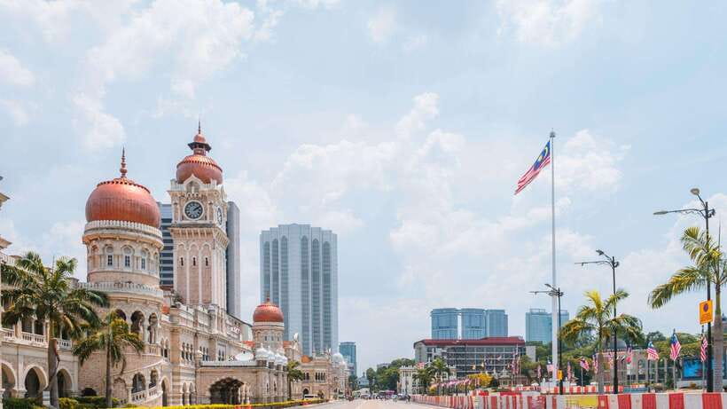From KLIA or Port Klang: Kuala Lumpur Transit Tour - Batu Caves and the 140-foot Murugan statue