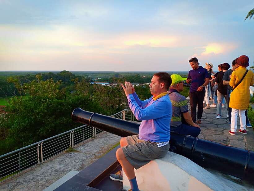 From Kuala Lumpur: Fireflies Tour and Seafood Dinner - The lighthouse and Fort Altingsburg in a short visit