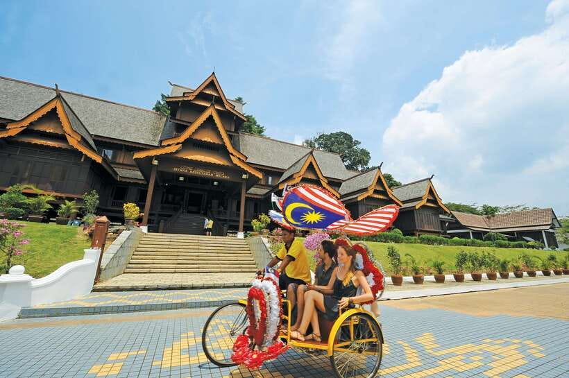From Kuala Lumpur: Full-Day Historical Tour of Malacca - Guides, timing, and traffic