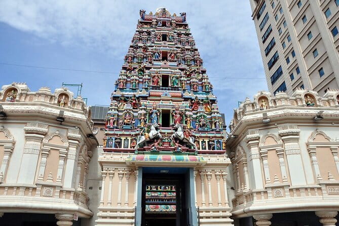 Harmony & Cultural Night Tour - Sri Maha Mariamman Temple and the start in Chinatown