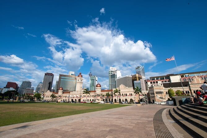 Kuala Lumpur City Tour with 21 Attraction (Private) - Batik, national symbols, and the green center