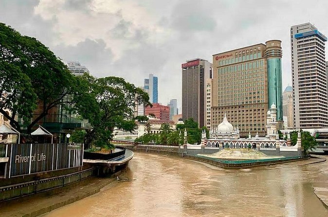 Kuala Lumpur InfoFun Walking Tour Experience - The afternoon route, food street, and Petronas Twin Towers
