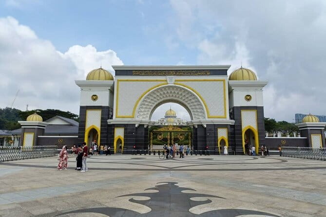 Kuala Lumpur International Airport Transfers - Calm driving and helpful support on the road