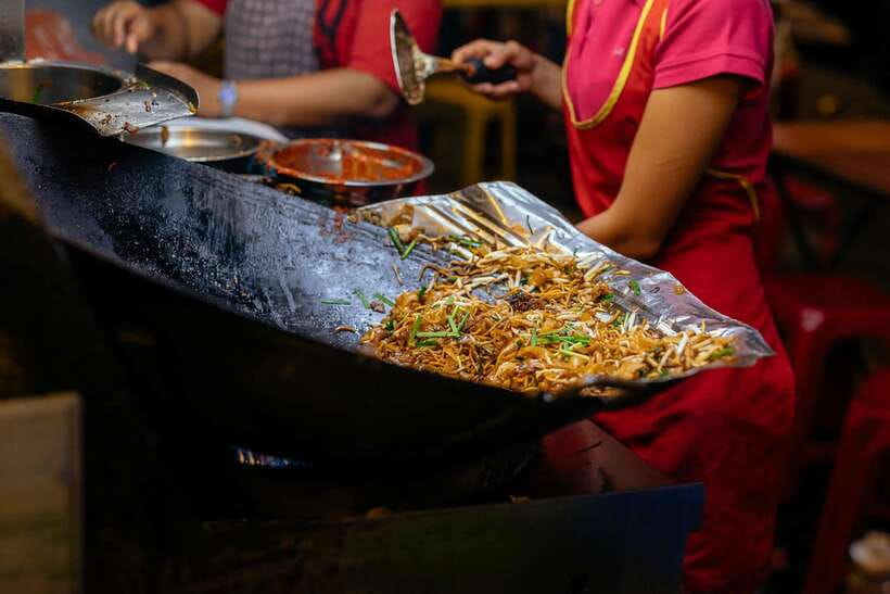 Kuala Lumpur: Local Street Food Night Tour - What the guides add to the meal