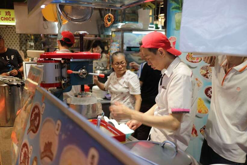 Kuala Lumpur: Nightlife Street Food Tour with 6 Tastings - The guide is the real value