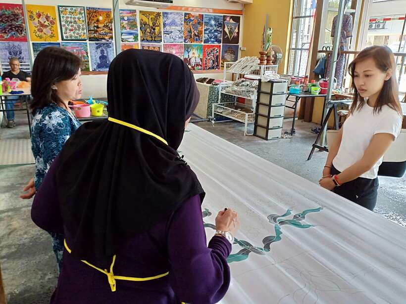 Kuala Lumpur: Private Batu Cave, National Mosque Tour, Lunch - Who gets the most value from $56