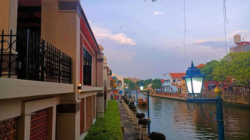 Kuala Lumpur: Private Malacca Night Tour w/Cruise & Trishaw - The trishaw ride: colorful, brief, and touristy