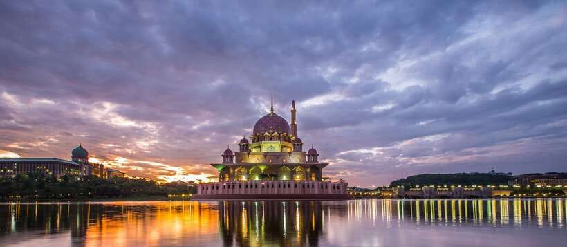 Kuala Lumpur: Putrajaya City Tour with Lake Cruise - Putra Mosque and its rose granite dome
