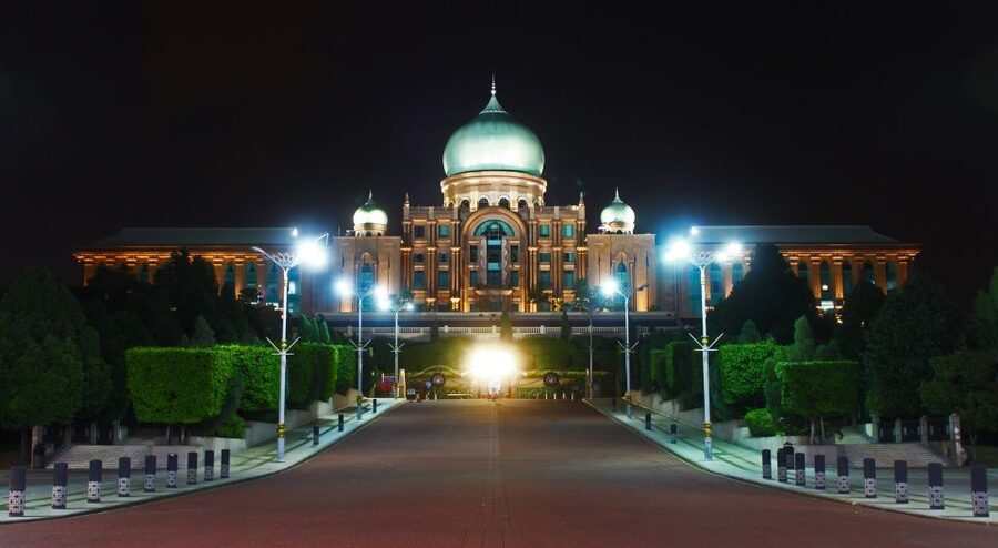 Kuala Lumpur: Putrajaya City Tour with Lake Cruise - Guides, comfort, and practical limits