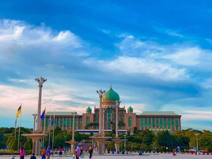 Kuala Lumpur: Putrajaya Tour Half Day Tour [Shared/Private] - Entering the Pink Mosque