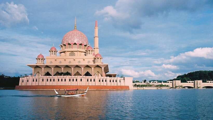 Kuala Lumpur: Putrajaya Tour with Traditional Boat Cruise - The green-domed Prime Minister’s Office