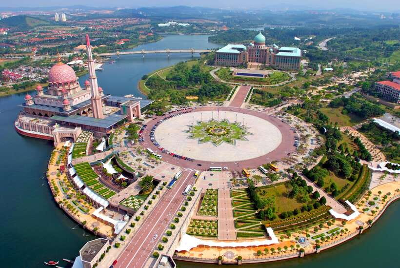 Kuala Lumpur: Putrajaya Tour with Traditional Boat Cruise - Putra Mosque beside the lake