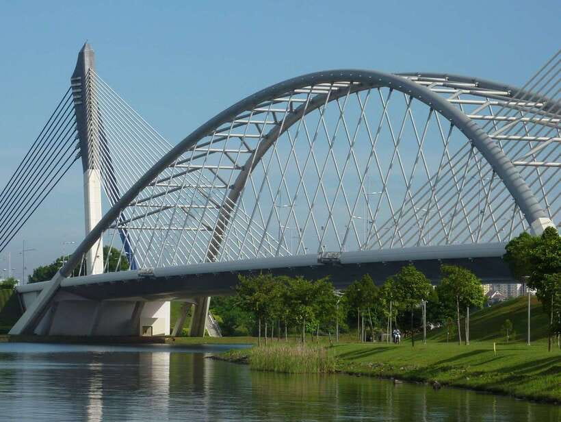 Kuala Lumpur: Putrajaya Tour with Traditional Boat Cruise - The traditional boat cruise on Putrajaya Lake