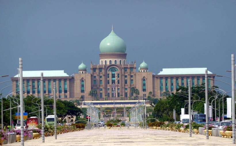 Kuala Lumpur: Putrajaya Tour with Traditional Boat Cruise - Palace of Justice and Malaysia’s official architecture