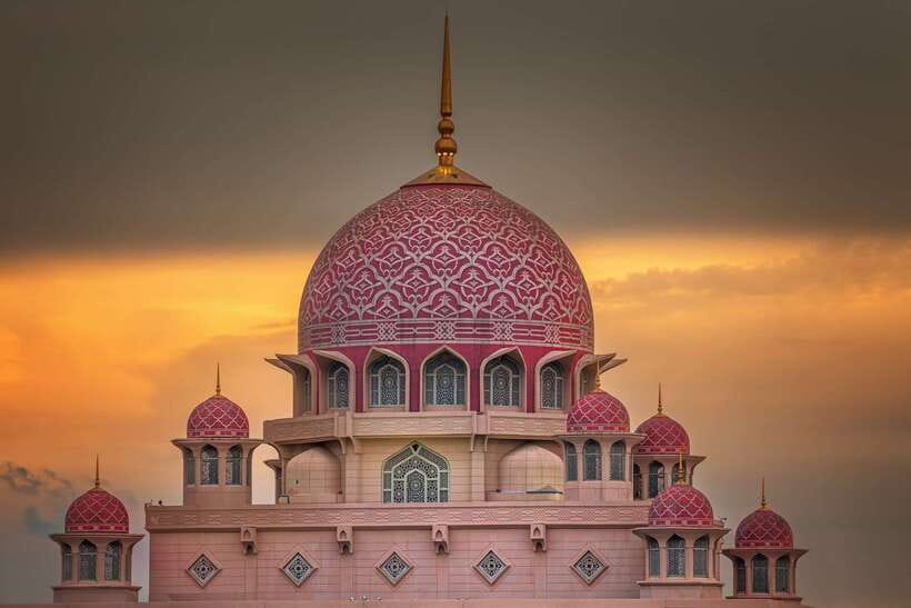 Kuala Lumpur: Putrajaya Tour with Traditional Boat Cruise - The vehicle, pickup, and timing