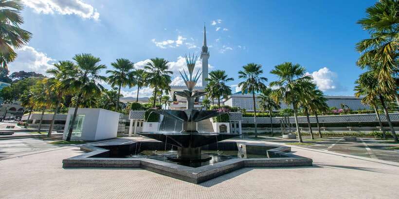 Kuala Lumpur: Temple & Shrine Private Half Day Tour - Buddhist Maha Vihara’s calm temple compound