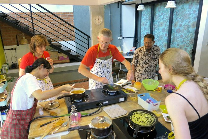 Market Visit & Private Hands-on Cooking Class at Daun Senja - Choosing one of three Malaysian menus