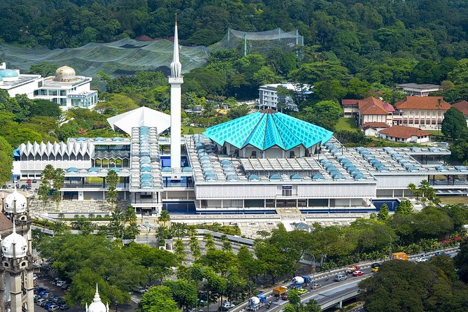 Private Day Kuala Lumpur Photographic Tour With Petronas Twin Tower & Batu Caves - Thean Hou Temple’s Red Pillars and Dragons