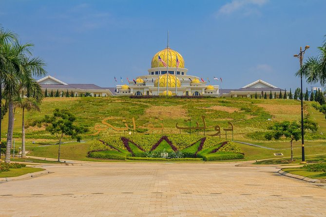 Private Day Kuala Lumpur Photographic Tour With Petronas Twin Tower & Batu Caves - Chinatown: Food, Souvenirs, and Street Scenes