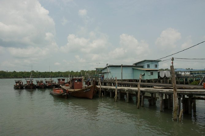 Private Tour: Crab Island Sightseeing Boat Ride and Seafood Lunch - Selangor King Palace: a brief exterior stop